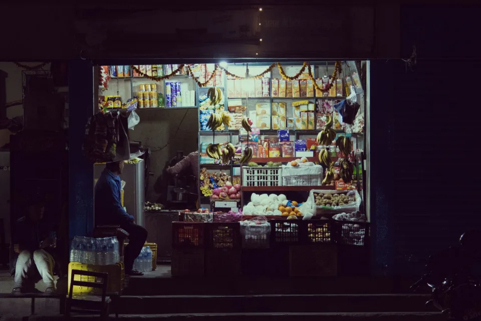 Người bán hàng tại tiệm